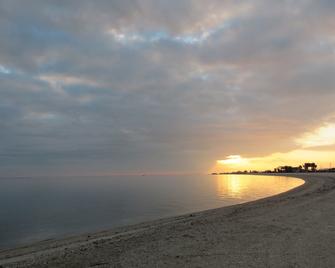 Relax, Refresh, and Renew at Cast Away Cottage - Port Lavaca - Beach