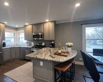 Crystal Lake 4br | Insurance & Repair Stays - Crystal Lake - Kitchen