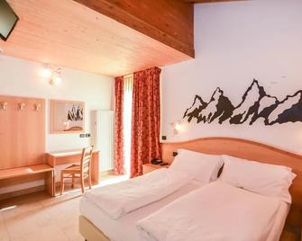 Alpieve Albergo Pieve - Ledro - Bedroom