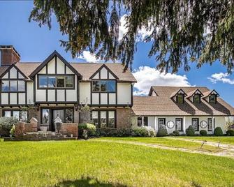 Private Tudor style 5 bedroom home in country setting. - Millbrook - Building