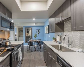 Modern Stay King Bed Parking Walk to Dining - Phoenix - Kitchen