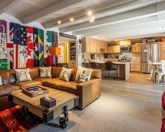 Chalet #21, Slope Side Ski in Ski Out Spacious Fam - Mammoth Lakes - Salon