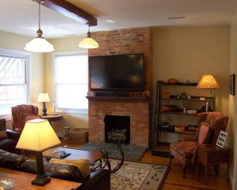 Main Street Apartment In The Heart Of Hot Springs! - Hot Springs - Living room