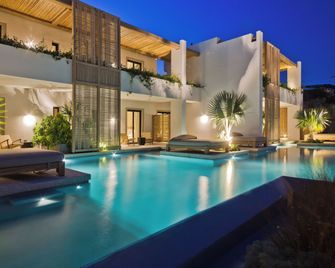 Almi Luxury Rooms - Lakki - Piscina