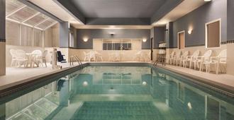Country Inn & Suites by Radisson Grand Rapids East - Grand Rapids - Πισίνα
