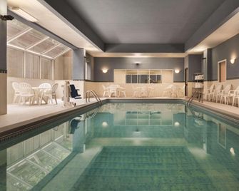 Country Inn & Suites by Radisson Grand Rapids East - Grand Rapids - Piscina