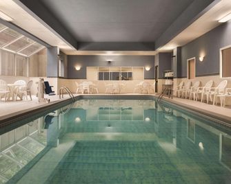 Country Inn & Suites by Radisson Grand Rapids East - גרנד ראפידס - בריכה