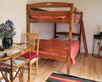 Enjoy the peace and the proximity to the beach. - Qualicum Beach - Bedroom