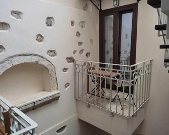 Loggia Traditional Suites - Rétino - Escaleras