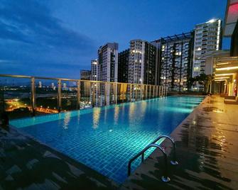 Legoland-3min Walk-HappyDream Suite at Afiniti -8pax-Cozy,Comfy&Convenience 2BR with Bathub - Nusajaya - Pool
