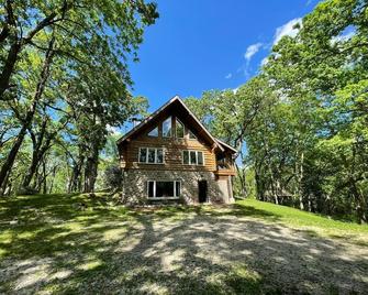 Beautiful Log Cabin Retreat On 6 Acres Of Forest Only 10 Minutes To Lake Geneva - Burlington - Gebäude