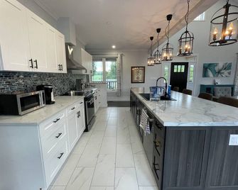 Escape to Country Comfort Perfect for a romantic escape, or family retreat. - Iroquois - Kitchen