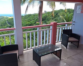 Beautiful modern retreat with stunning views of mountain ranges & Seaview - Plymouth - Balcony