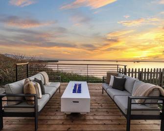 Experience the Pinnacle of Coastal Living at Harbour House - Half Moon Bay - Bedroom