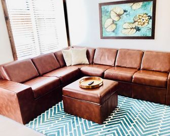 Hilltop Terrace 2 BR,1.5 BA guest apartment 1.5 miles from I-75. - Cartersville - Wohnzimmer