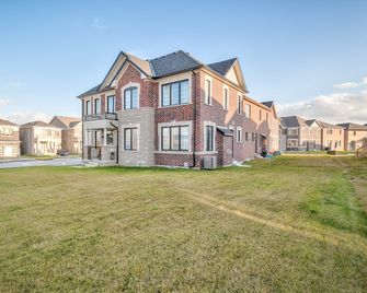 King Bed I Chefs Kitchen I Toronto Hub I 5 Beds 3.5 Bath I 8km from Tesla Chrg - Pickering - Edificio