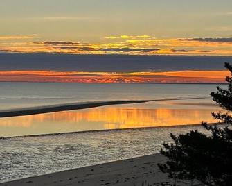 Waterfront- Yr 2025 Downstair den; no pet fees; toiletries for your convenience. - Milford