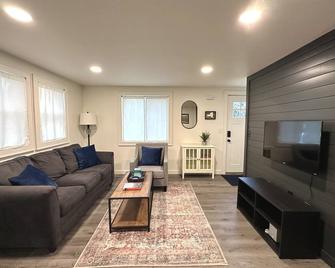 2Bd 1Ba fully renovated private home In Utica, NY. Minutes to everything - Utica - Living room