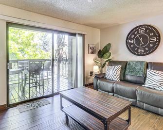 Walk to Virginia Lake: Reno Condo w/ Balcony! - Reno - Sala de estar