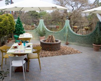 Hotel Lakeview Inn - Shillong - Patio