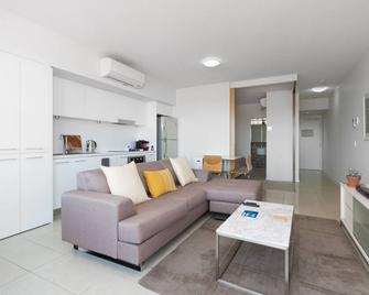 Ocean View 1 Bed Unit . King Bed with En suite Bathroom - Yeppoon - Living room