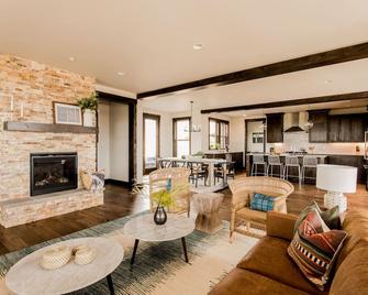 Clint by AvantStay Located Within The Brasada Ranch Community Golf Course Pool Hot Tub - Powell Butte - Sala de estar