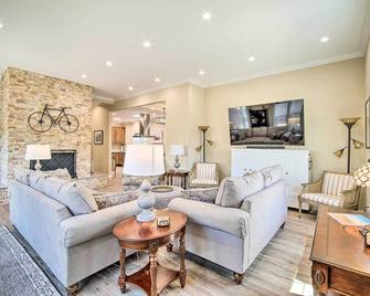 Renovated North Bend Cottage Near Eateries! - North Bend - Living room