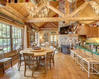 Cozy Lake front luxury, hot tub, ice fish, snowmobile, fireplace, screened porch - Spooner - Dining room