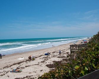 Luxury Townhouse Minutes from Beach and Downtown - Indian Harbour Beach - Beach