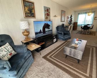 With EV charger -Mid Century Modern Close to Hiking, Golf,&Stargaze on the patio - Borrego Springs - Living room