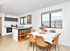 Lavandula 3 - Christchurch Holiday Homes - Christchurch - Dining room