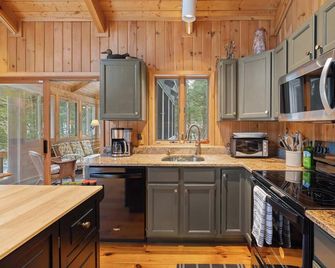 Cozy 3-BR Cabin | Winter Retreat in the Berkshires - Becket - Cocina