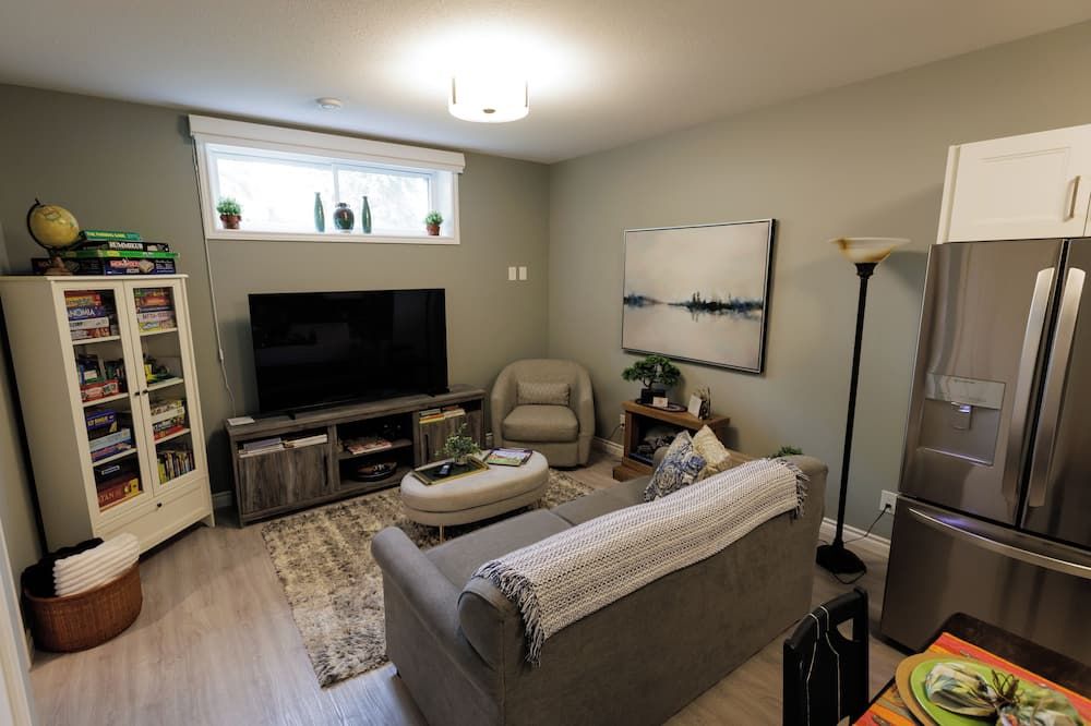 New Stylish Basement Suite | Private Entry | Quiet Neighborhood - Saskatoon - Living room