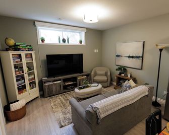 New Stylish Basement Suite | Private Entry | Quiet Neighborhood - Saskatoon - Living room
