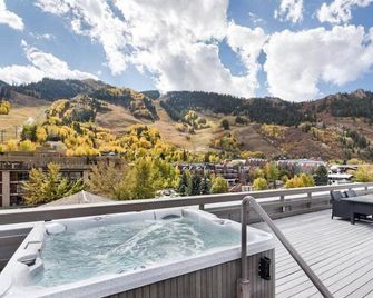 Independence Square 305, Remodeled, 3rd Floor Hotel Room in Aspen's Best Location - Aspen - Balcony