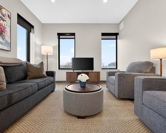 Across from Clinic | 2 Bed/2 Bath | Free Garage - Cleveland - Sala de estar