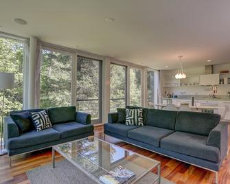 Urban Design, Gorgeous Rural Natural Surroundings - Hood River - Living room