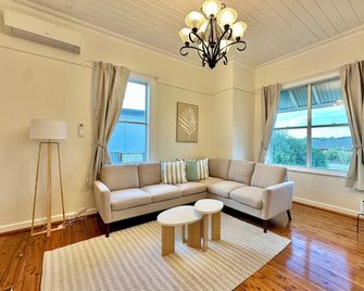 Currawong Corner Cottage - Young - Soggiorno