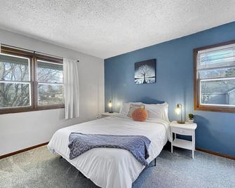 2br Cozy Townhouse Wdmclive! - Clive - Bedroom