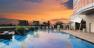Holiday Inn Cochin - Kochi - Svømmebasseng