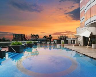 Holiday Inn Cochin - Kochi - Svømmebasseng