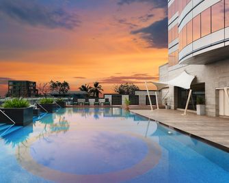 Holiday Inn Cochin By IHG - Cochín - Piscina