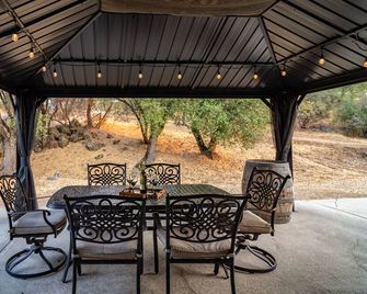 Visit Yosemite stay at Valley Oak Vacations. Free EV charging station. - Mariposa - Patio