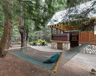 Snoqualmie Pass Ski Cabin w/Hot Tub and Bonus Tree House! - Snoqualmie Pass - Patio