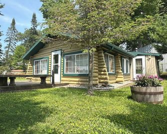Charming little lake escape! Five-minute walk to the beach! - Prudenville