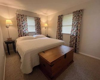 Lake front 3-bedroom house @ Rocky Fork Lake with Private Dock - Hillsboro - Habitación