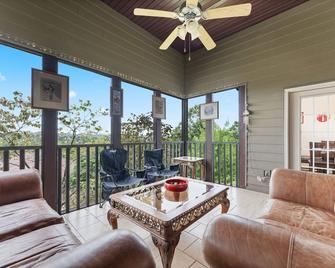 SB15-1-Wilderness Hideaway villa - Reeds Spring - Sala de estar
