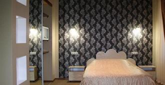 Verona Hotel - Nowokusnezk - Schlafzimmer
