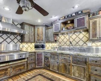 2 houses/spa/gym/backyard/walk to: hiking-museums-restaurants-shops/sleeps 14+ - Kanab - Kitchen