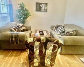 Home away from Home by the Atlanta Motor Speedway ️️ - Hampton - Sala de estar